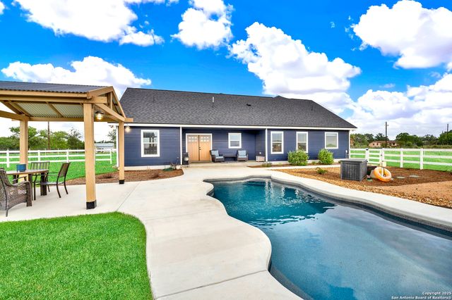 1474 County Road 342, La Vernia, TX 78121