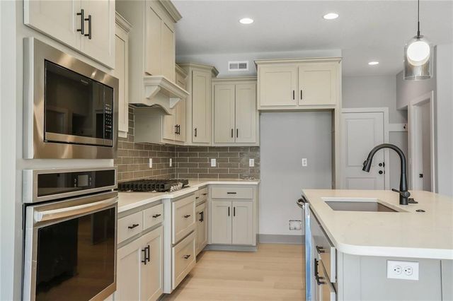 7050 NW Yulich Court, Parkville, MO 64152