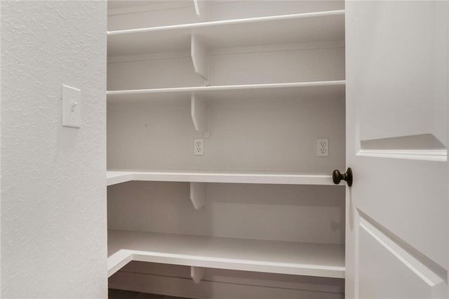 7050 NW Yulich Court, Parkville, MO 64152