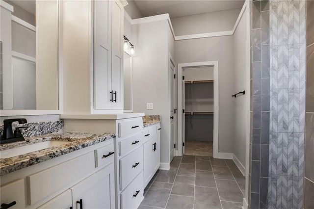 7050 NW Yulich Court, Parkville, MO 64152