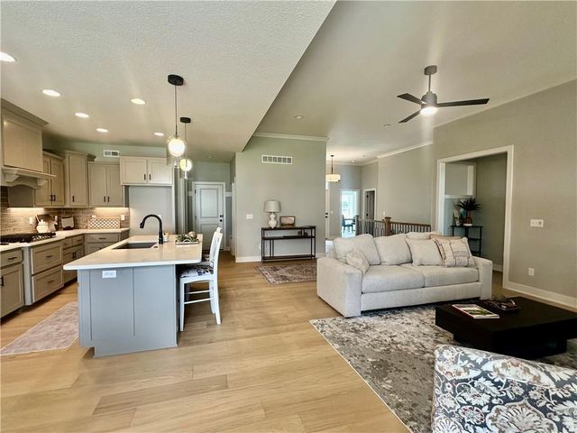 7050 NW Yulich Court, Parkville, MO 64152