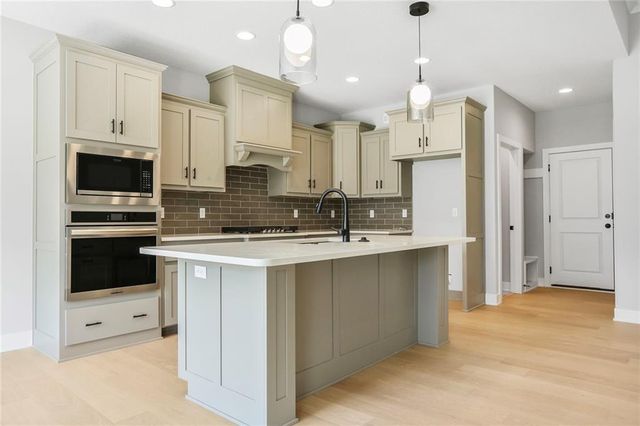 7050 NW Yulich Court, Parkville, MO 64152