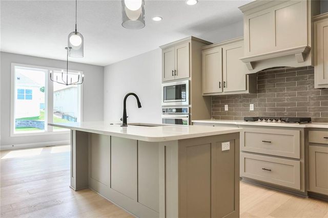 7050 NW Yulich Court, Parkville, MO 64152