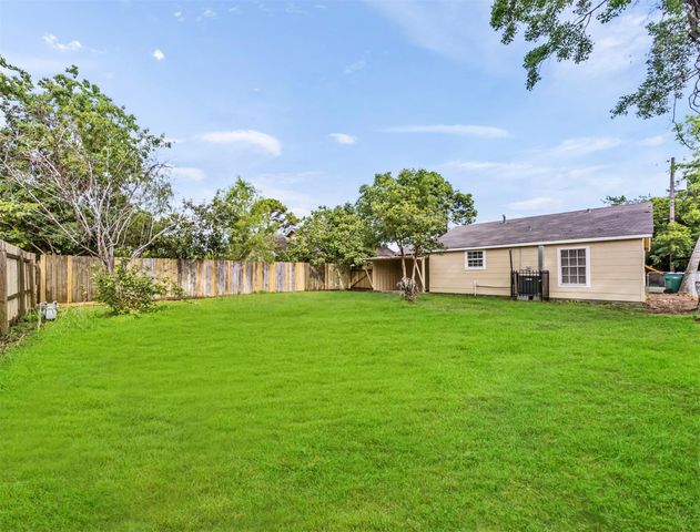 419 W Cleveland Street, Baytown, TX 77520