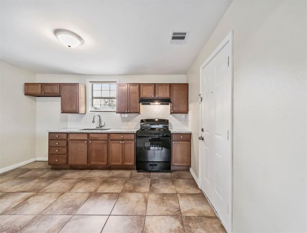 419 W Cleveland Street, Baytown, TX 77520