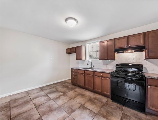 419 W Cleveland Street, Baytown, TX 77520
