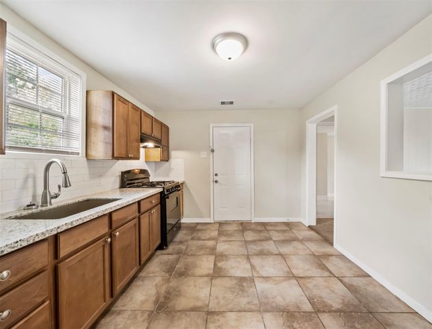 419 W Cleveland Street, Baytown, TX 77520