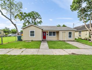 419 W Cleveland Street, Baytown, TX 77520