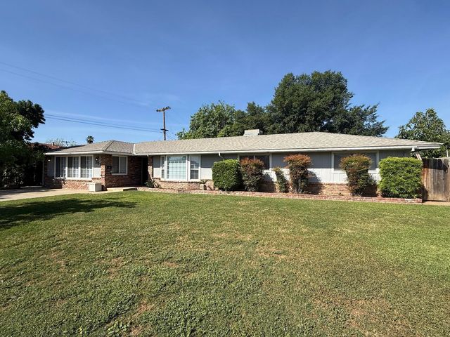 257 N Roberts Place, Dinuba, CA 93618