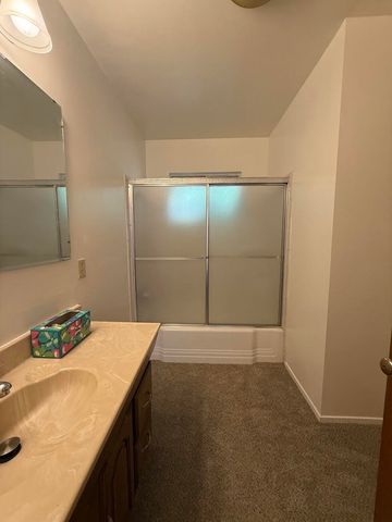 257 N Roberts Place, Dinuba, CA 93618