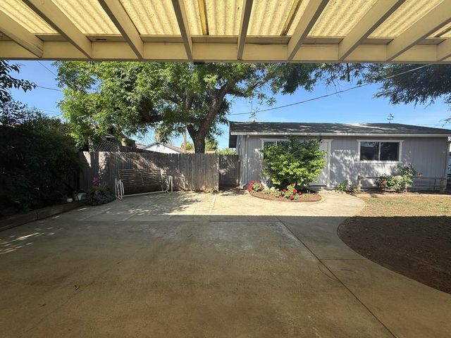 257 N Roberts Place, Dinuba, CA 93618