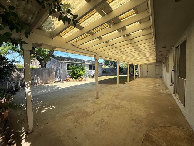 257 N Roberts Place, Dinuba, CA 93618