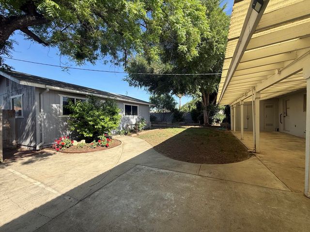 257 N Roberts Place, Dinuba, CA 93618