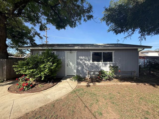257 N Roberts Place, Dinuba, CA 93618