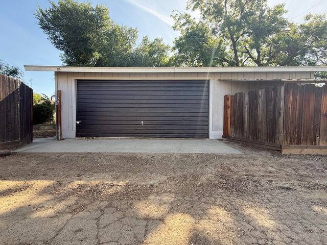257 N Roberts Place, Dinuba, CA 93618