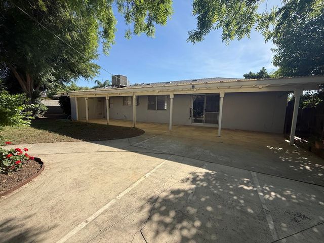 257 N Roberts Place, Dinuba, CA 93618