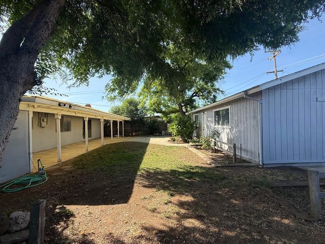 257 N Roberts Place, Dinuba, CA 93618