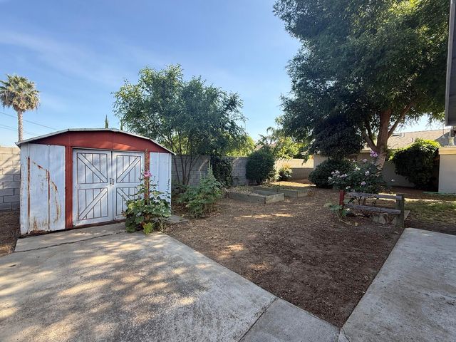 257 N Roberts Place, Dinuba, CA 93618