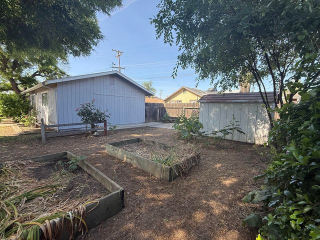 257 N Roberts Place, Dinuba, CA 93618