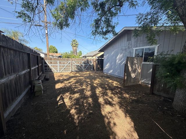257 N Roberts Place, Dinuba, CA 93618