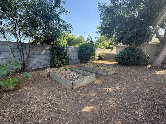 257 N Roberts Place, Dinuba, CA 93618