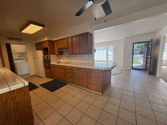 257 N Roberts Place, Dinuba, CA 93618
