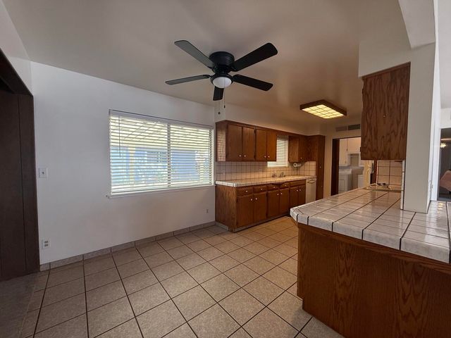 257 N Roberts Place, Dinuba, CA 93618