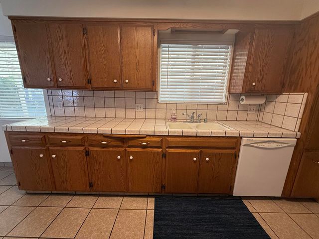 257 N Roberts Place, Dinuba, CA 93618