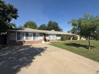 257 N Roberts Place, Dinuba, CA 93618