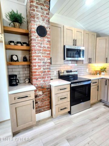 1011 S Court St, Maryville, TN 37803