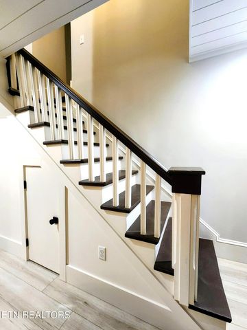 1011 S Court St, Maryville, TN 37803