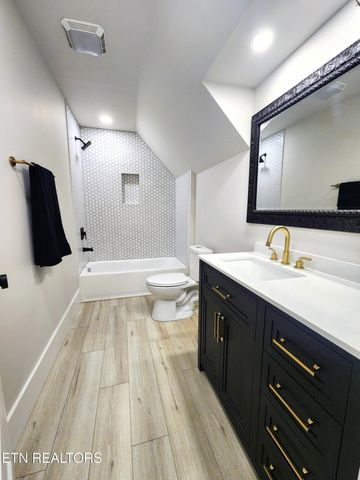 1011 S Court St, Maryville, TN 37803