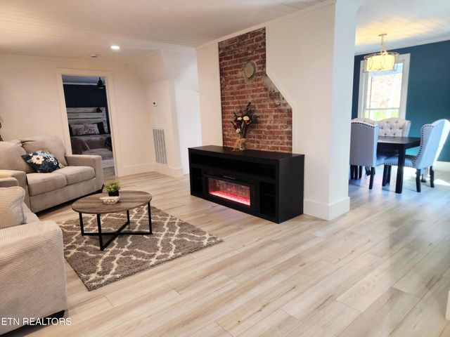 1011 S Court St, Maryville, TN 37803