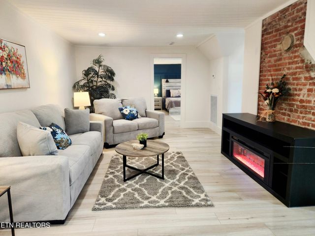 1011 S Court St, Maryville, TN 37803