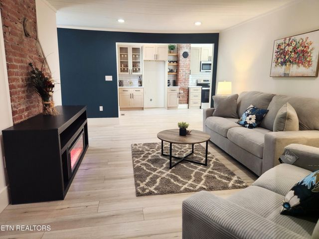 1011 S Court St, Maryville, TN 37803