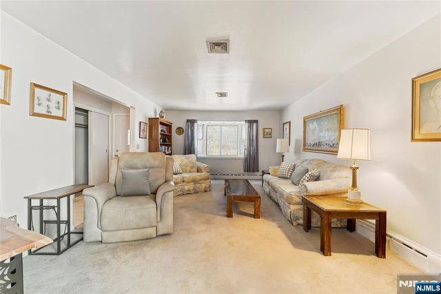 60 White Oak Road, Par-troy Hills Twp., NJ 07054