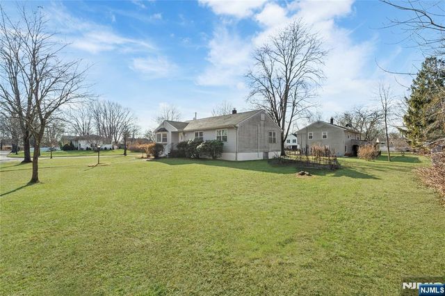 60 White Oak Road, Par-troy Hills Twp., NJ 07054