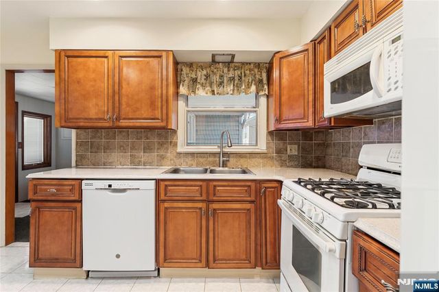 60 White Oak Road, Par-troy Hills Twp., NJ 07054