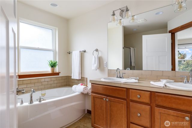 1851 SW Downfield Way, Oak Harbor, WA 98277