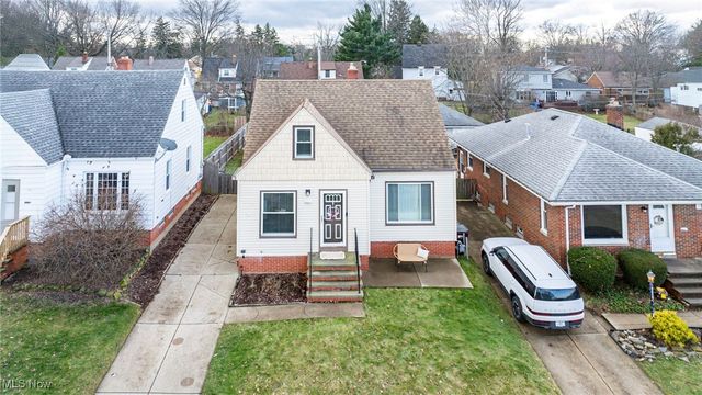 8803 Pinegrove Avenue, Parma, OH 44129