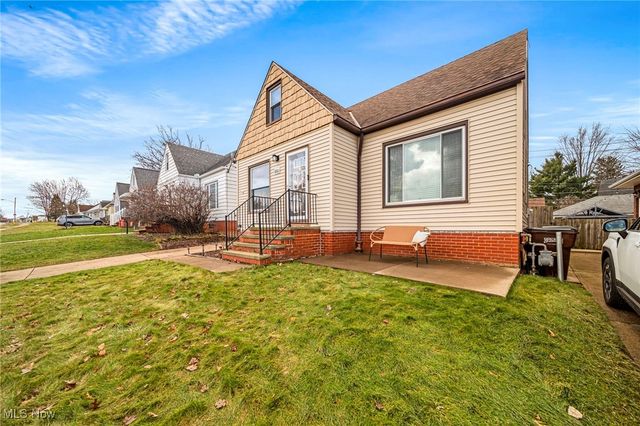 8803 Pinegrove Avenue, Parma, OH 44129