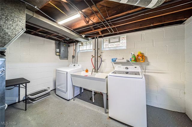 8803 Pinegrove Avenue, Parma, OH 44129