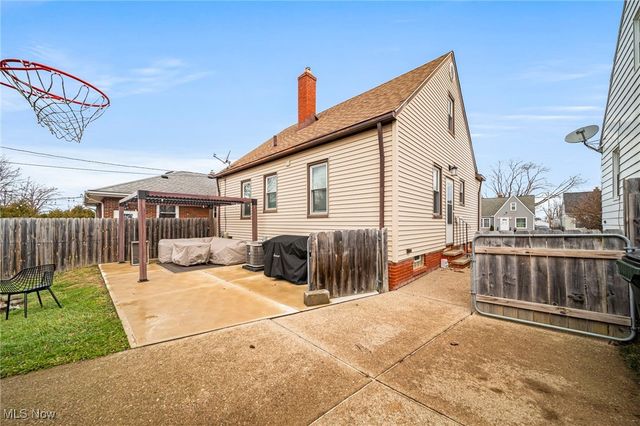 8803 Pinegrove Avenue, Parma, OH 44129