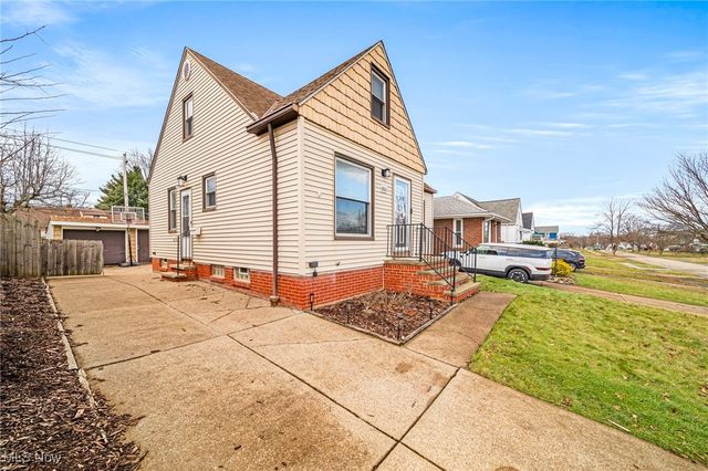 8803 Pinegrove Avenue, Parma, OH 44129