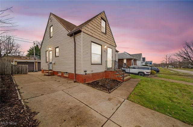 8803 Pinegrove Avenue, Parma, OH 44129