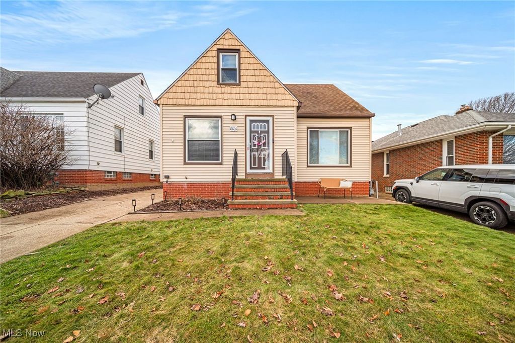 8803 Pinegrove Avenue, Parma, OH 44129
