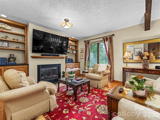 69 Forest Road, Asheville, NC 28803
