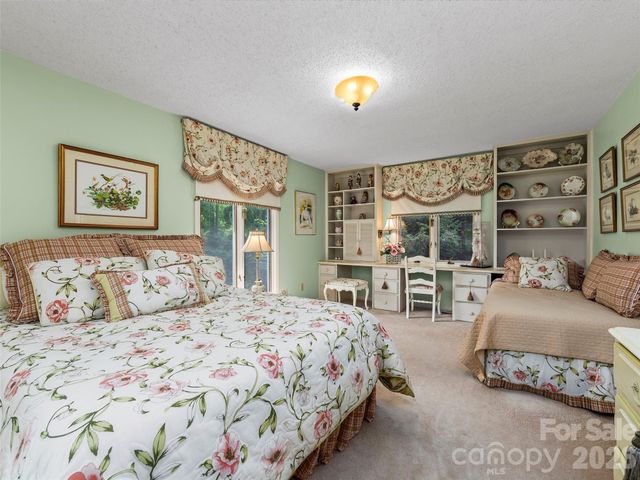 69 Forest Road, Asheville, NC 28803