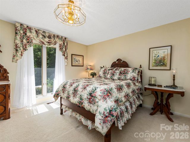 69 Forest Road, Asheville, NC 28803