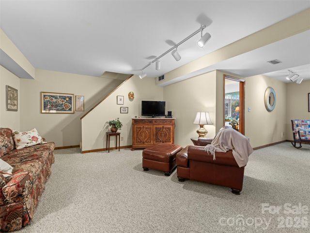 69 Forest Road, Asheville, NC 28803